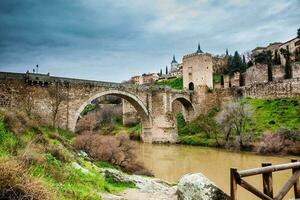 Visão do a tagus rio às a lindo toledo cidade dentro Espanha foto