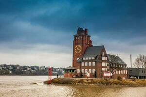 navegador torre às finkenwerder em a bancos do a Elba rio dentro Hamburgo foto