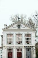 detalhes do a lindo arquitetura dentro a histórico Cidade do Bruges foto