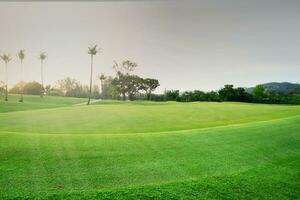 lindo golfe curso visualizar, golfe curso com lindo colocando verde, fresco verde Relva em a golfe curso foto