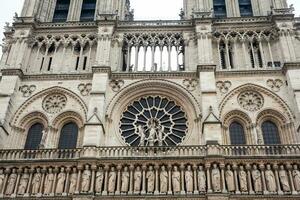 detalhe do a fachada do a histórico catedral do nosso senhora do Paris construído em a décima primeira século foto