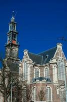 fachada do a histórico holandês protestante ocidental Igreja localizado às a velho central distrito dentro amsterdam foto