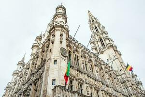 fachada do a histórico Bruxelas Cidade corredor construção localizado em a famoso grande Lugar, colocar construído dentro a 15º século foto