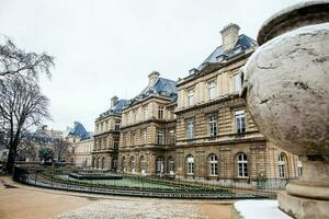 detalhe do a fachada do a histórico Luxemburgo Palácio dentro uma congelando inverno dia somente antes Primavera foto