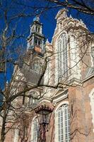 fachada do a histórico holandês protestante ocidental Igreja localizado às a velho central distrito dentro amsterdam foto