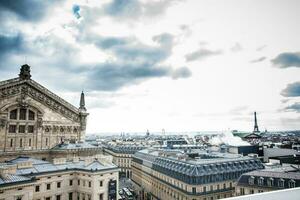 a lindo Paris cidade visto a partir de uma telhado dentro uma frio inverno dia foto