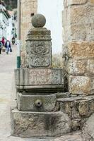 pedra fonte dentro que você pode ler a encontro do a fundando do mongui foto