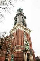 santo Michael Igreja dentro Hamburgo dentro uma frio chuvoso dia do cedo Primavera foto