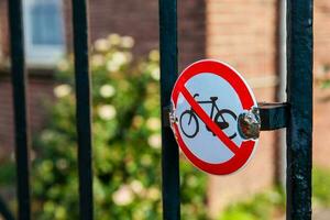 Faz não trava bicicletas aqui placa às uma cerca às a museu quadrado dentro amsterdam foto