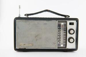 velho retro rádio isolado em branco fundo foto