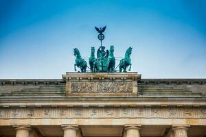 detalhe do a histórico Brandemburgo portão visto a partir de a pariser Platz em a leste lado dentro uma frio fim do inverno dia foto