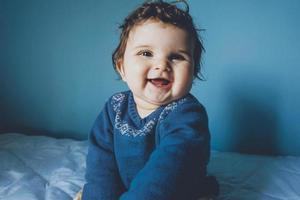 retrato de um bebê muito feliz foto