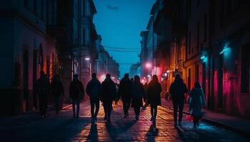 silhuetas do turistas caminhando através velho Cidade gerado de ai foto