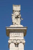 detalhe do monumento à constituição de 1812 na praça da espanha em cadiz espanha foto
