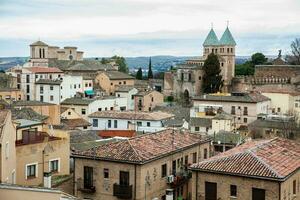 Visão do a lindo toledo cidade e bisagra portão dentro Espanha foto