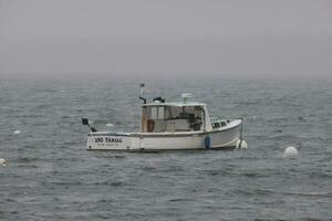 barco em a oceano perto maine foto