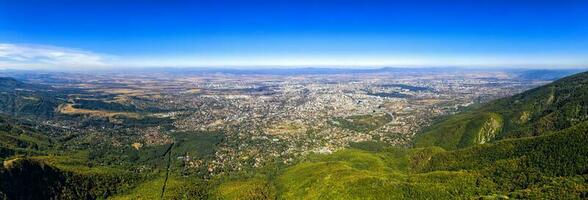 deslumbrante aéreo Visão a partir de a montanha sobre a cidade Sofia, capital do Bulgária. Alto resolução foto