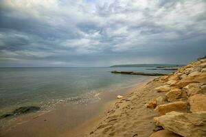 beleza mar rochoso costa com muitos pedras em a costa. Preto mar. Varna, Bulgária foto