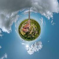 pequeno planeta transformação do esférico panorama 360 graus negligenciar Igreja dentro Centro do globo dentro azul céu. esférico abstrato aéreo Visão com curvatura do espaço. foto