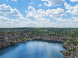 Pedreira de granito abandonada lago radioativo migia radon na região mykolaiv ucrânia stock photo foto