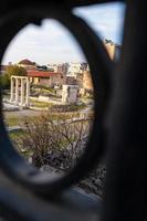 ver através do portão do fórum romano ágora de atenas grécia