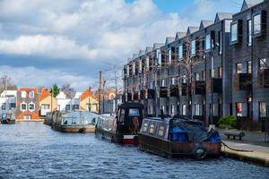 barcos atracados em um canal em nova área de islington, recentemente desenvolvida em manchester foto