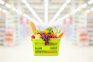 compras cesta com frutas e legumes dentro supermercado mercearia loja borrado fundo foto