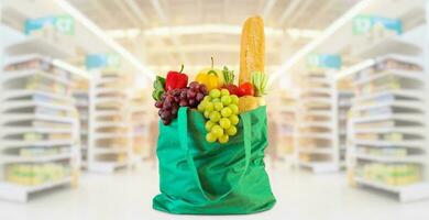 compras saco com frutas e legumes dentro supermercado mercearia loja borrado fundo foto