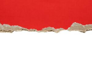 tiras de bordas rasgadas de papel vermelho rasgadas isoladas no fundo branco foto