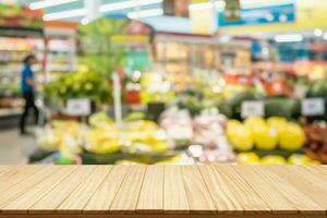 esvaziar madeira mesa topo com supermercado borrado fundo para produtos exibição foto