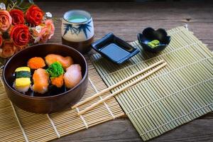 conjunto de sushi servido em mesa de madeira foto