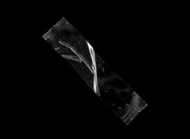 fita plástica adesiva isolada em fundo preto foto