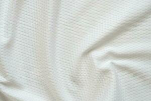 roupas esportivas brancas tecido camisa de futebol jersey fundo de textura foto