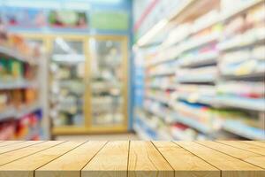 esvaziar madeira mesa topo com supermercado borrado fundo para produtos exibição foto