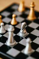 xadrez jogos em uma borda - prata e ouro xadrez peças dentro uma duelo foto