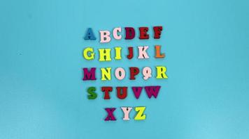 letras do alfabeto isolado fundo azul foto