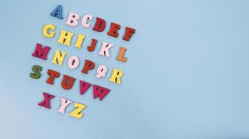 letras do alfabeto isolado fundo azul foto
