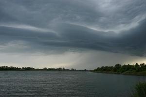 paisagem dramática com nuvens de tempestade sobre o lago