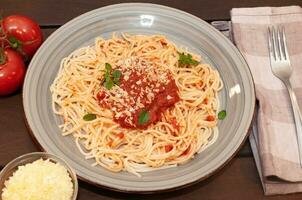 macarrão espaguete à bolonhesa com molho de tomate e carne foto