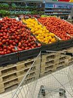 comprador carrinho dentro vegetal departamento supermercado foto