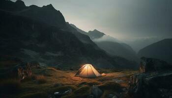 caminhada através a montanha faixa, acampamento debaixo a tranquilo pôr do sol gerado de ai foto