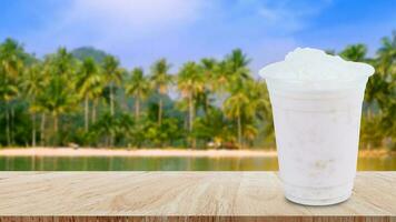 fresco leite com gelado dentro Leve embora copo em de madeira mesa, verão bebidas com gelado, leite foto