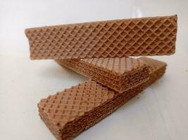 delicioso chocolate wafers em branco fundo foto
