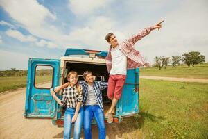 amigos em uma estrada viagem foto