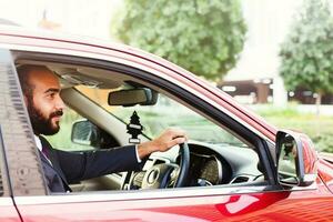 meio Oriental homem de negocios em a carro foto