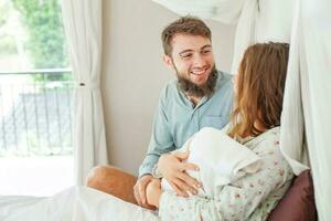 marido apóia sua esposa após um parto foto
