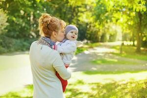 mãe e bebê dentro outono foto