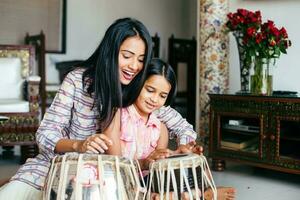 lindo indiano mulher vestindo tradicional Kurta ensino dela filha para jogar tabla foto