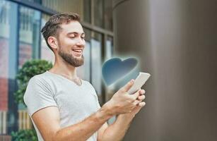 homem obtendo estimado dentro Internet foto