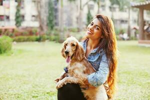 lindo indiano menina com dela Cocker spaniel cachorro foto